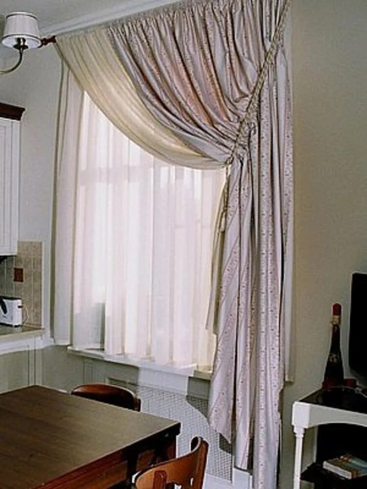 Короткая тюль длинная штора. Шторы на кухню длинные. Короткая тюль длинная штора. Тюль до подоконника в зал. Необычные шторы на кухню.
