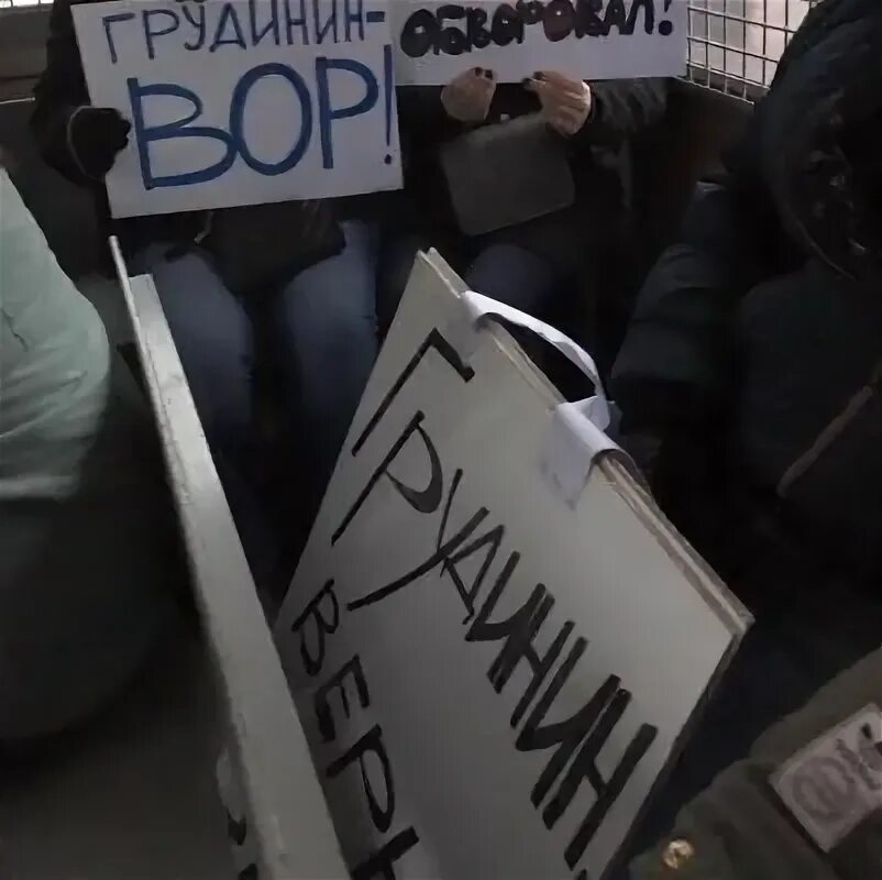 Чтобы он не сорвал. Чтобы он не сорвал