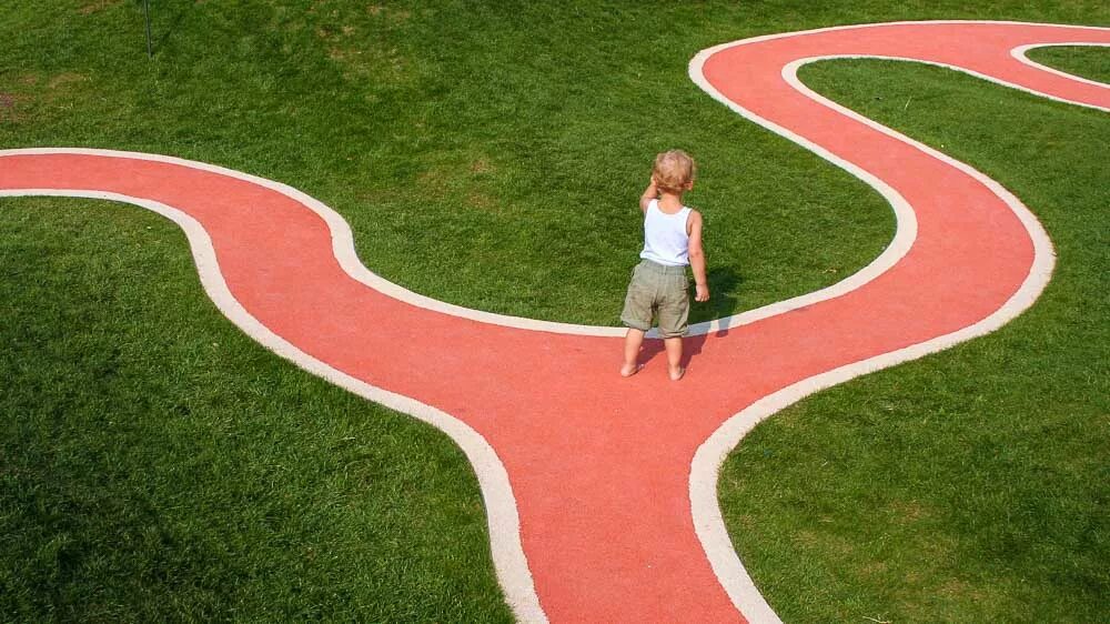 включи оригинальную дорожку. необычные тропинки. включи оригинальную дорожку. оригинальные садовые дорожки. деревянные дорожки в саду.