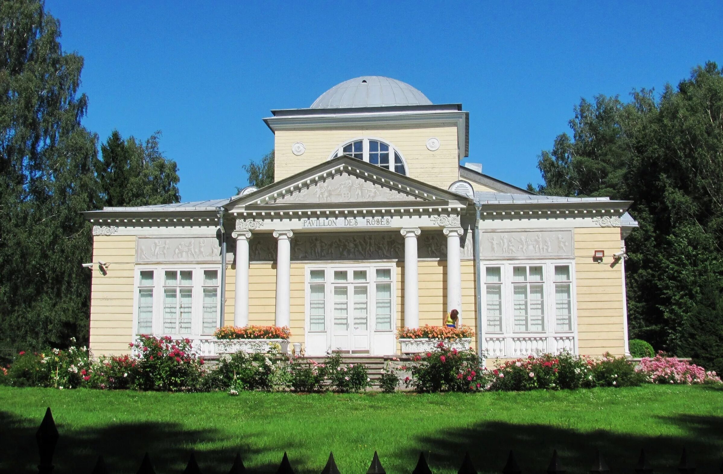 Розовый павильон в павловском парке. Розовый павильон. Розовый павильон в павловске воронихин. Розовый дворец в петергофе. Павловский парк павильон роз.