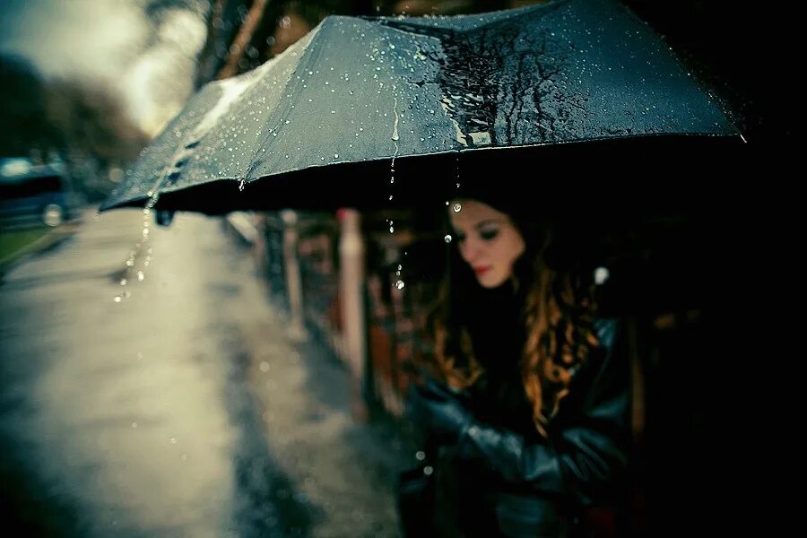 под дождливый. девушка дождь. дождь. весенний дождь зонт. человек под дождем.