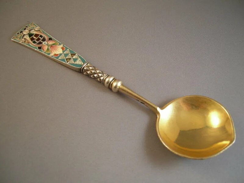 ложка в воде. ложка для меда. в стакане чайных ложек. 100 мл воды в столовых ложках. столовая ложка воды.