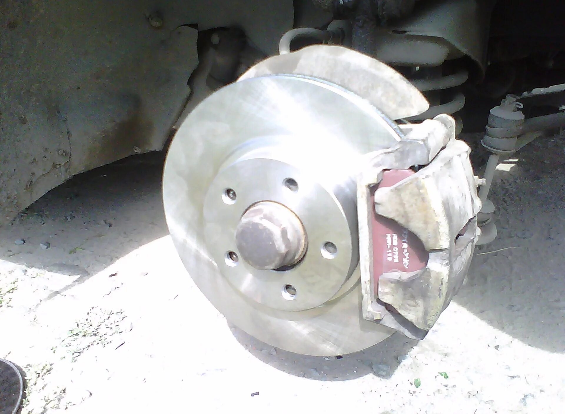 Дисковые тормоза волга 3110. Тормозной диск газ 3102 1997г. Комплект передних дисковых тормозов на газ 2410. Передние суппорта газ 3110. У моста газ 66 дисковые тормоза.