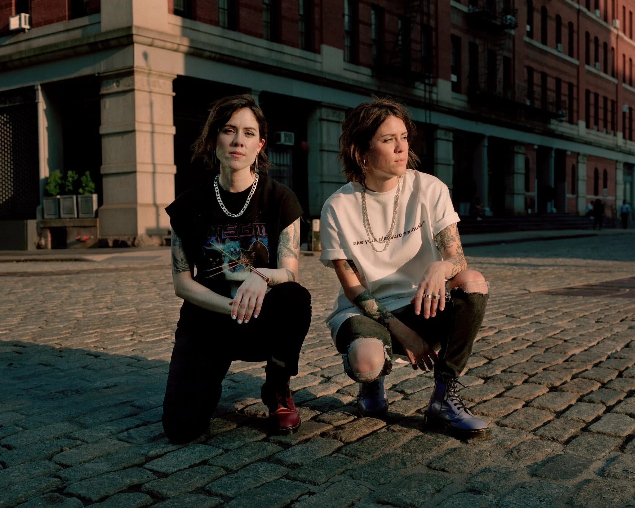 Him sarah and. Tegan and Sara. Группа Tegan and Sara. Tegan 2004. Tegan and Sara 2017.