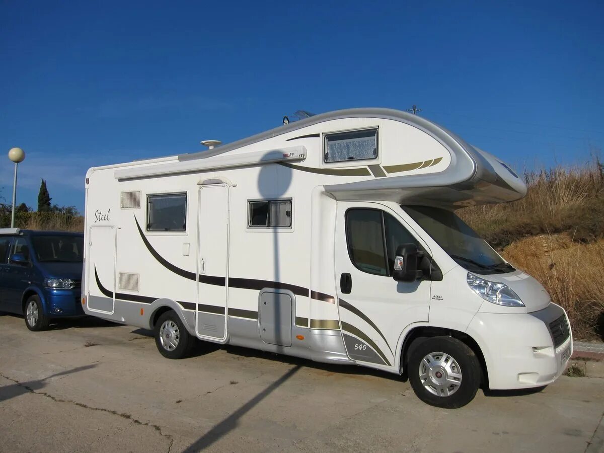 Альковный автодом burstner a532aktive. Автодом maxus t 90. Maxus v100 автодом. Автодом бюрстнер. Максус дом на колесах.