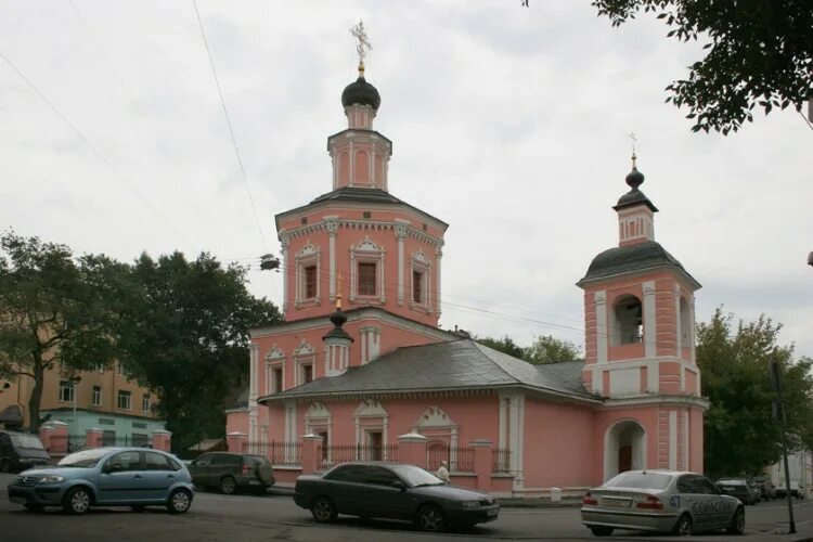 Храм троицы в хохлах в москве. Храм Святой Живоначальной Троицы в хохлах. Троицкая Церковь Хохловский переулок. Храм Святой Живоначальной Троицы в Хохловском переулке. Церковь Святой Троицы в хохлах в Москве.