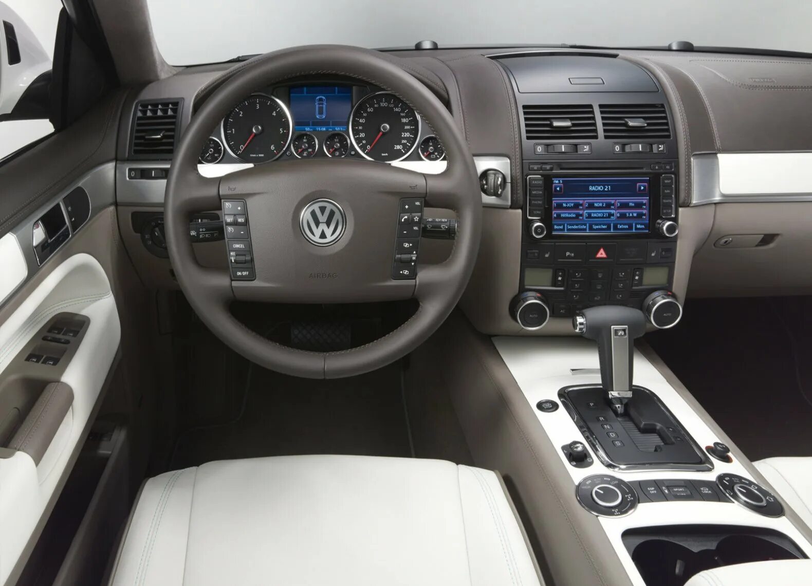 Volkswagen touareg 2009. Volkswagen Touareg 2009 Interior. Volkswagen Touareg 1 Interior. Volkswagen Touareg 2008 Interior. Фольксваген Туарег 2008 панель.