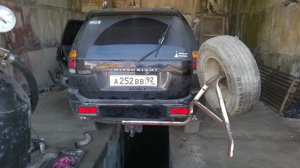 Калитка на митсубиси паджеро спорт 1. Запаска pajero sport 2. Запаски паджеро спорт. Запаски паджеро спорт. Калитка под запаску на mitsubishi montero sport 2003 года.