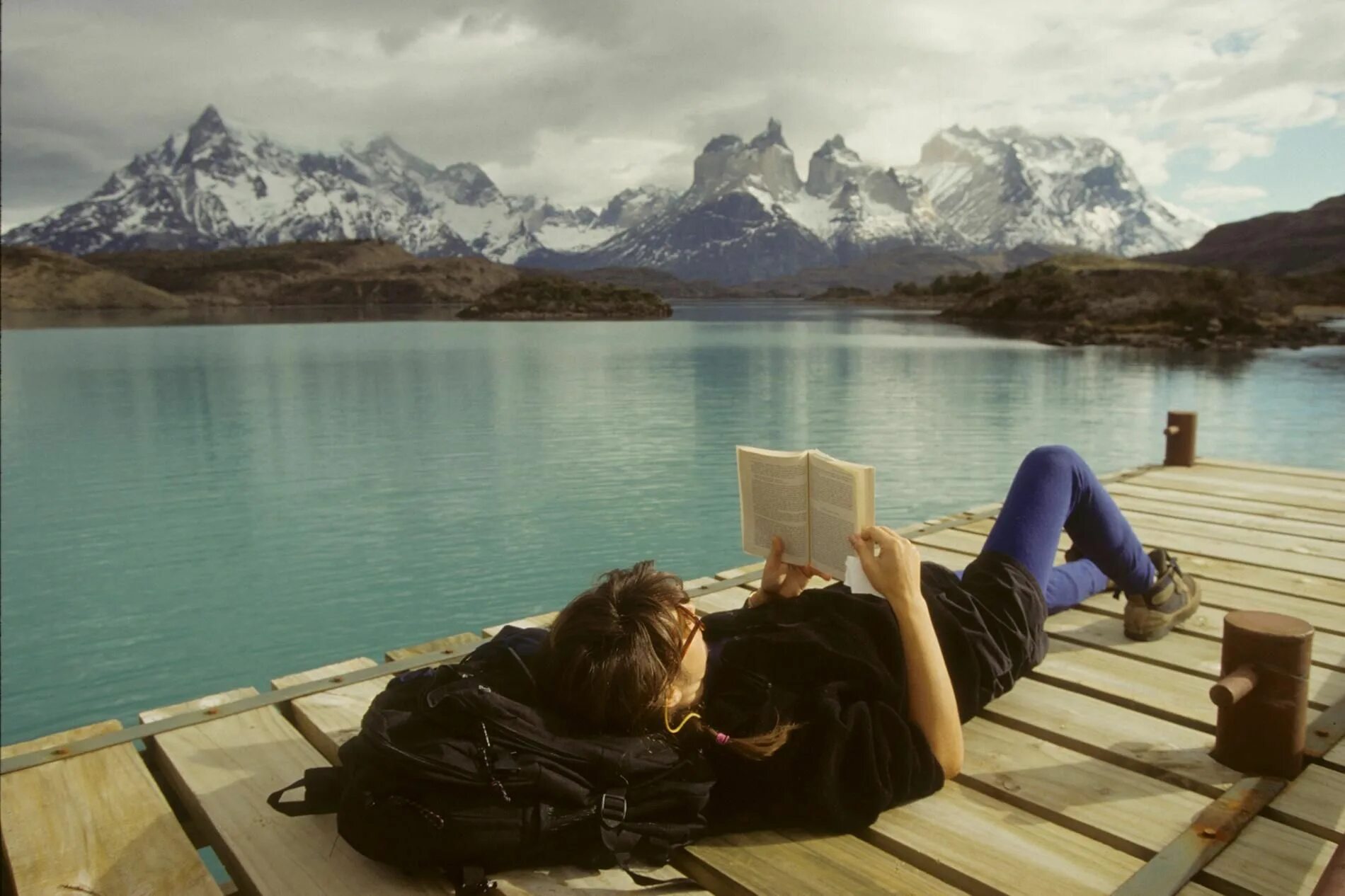 They a book at the moment. Книжку National Geographic. Книга озеро. Reading Explorer National Geographic. Чтение книги Гармония фото.