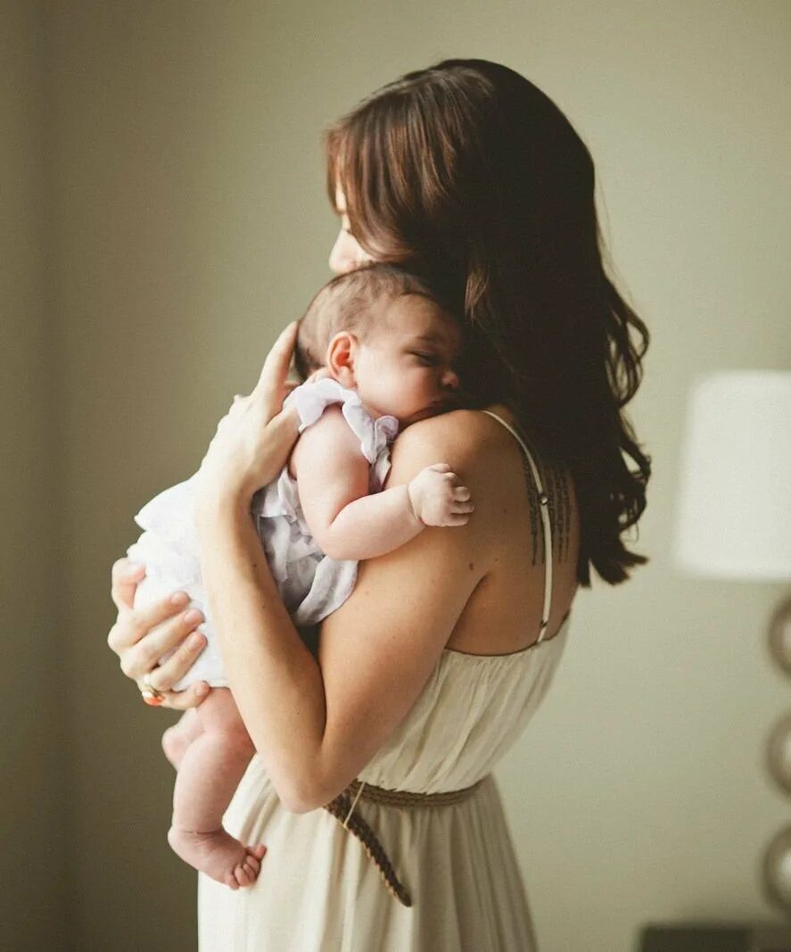 Сум мама. Мама с младенцем. Мама с младенцем на руках. Красивая мама и малыш. Лама малыш.