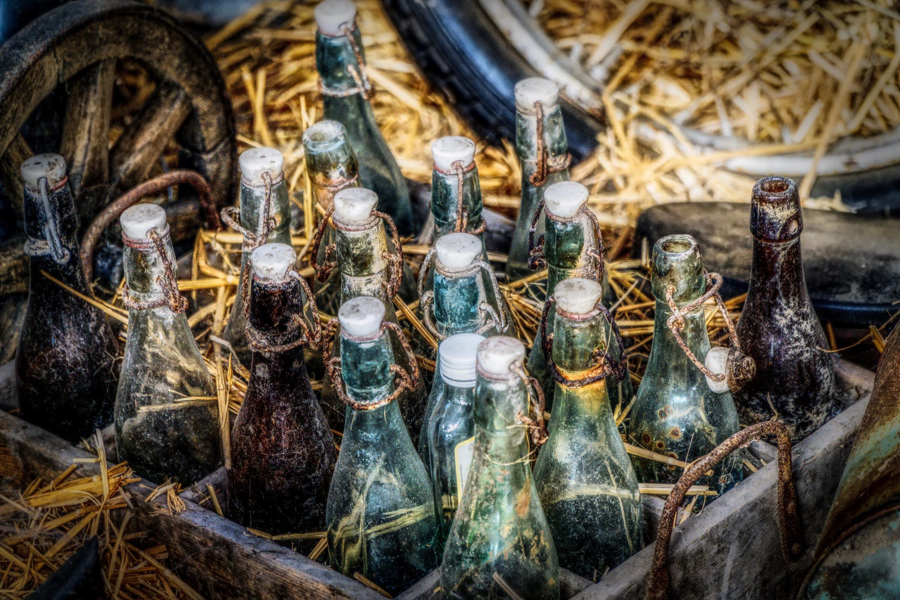 Старая бутылка. Красивые стеклянные бутылки. Старинные пивные бутылки. Древние стеклянные бутылки. Старинная пивная