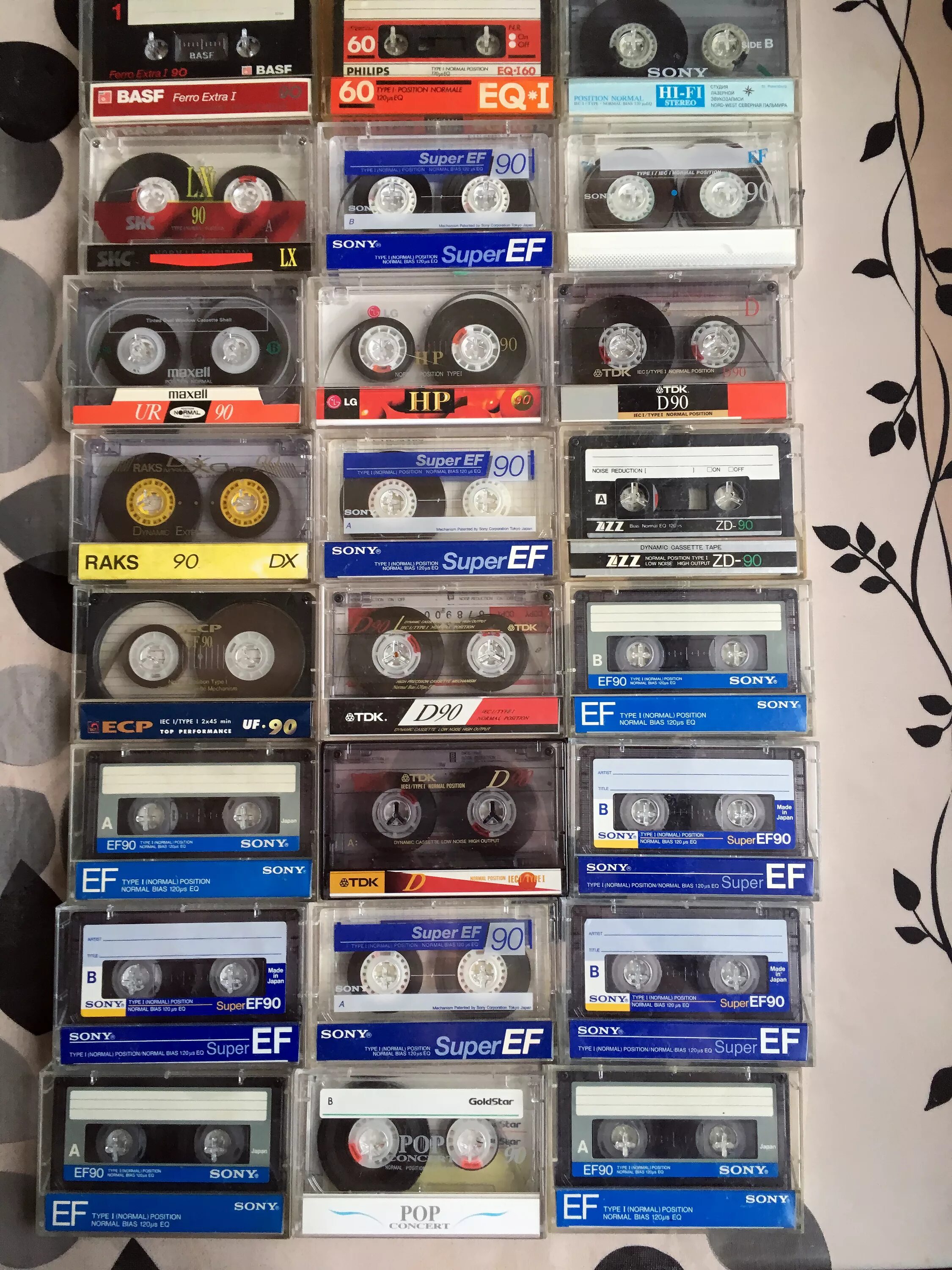Покажи кассеты. Аудиоплеер в виде кассеты. Аудиокассета а б. Аудиокассеты разные. Аудиокассеты Maxell UD.
