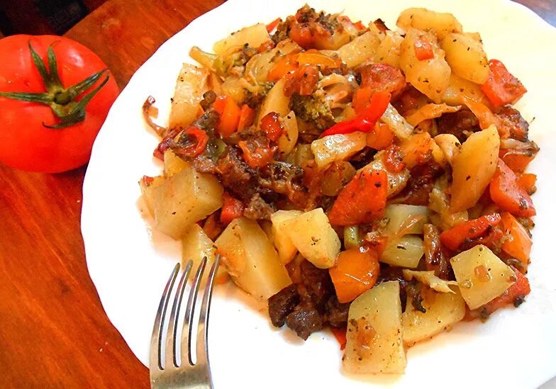 Овощное рагу. Овощное рагу с мясом и картошкой. Картофельное рагу с мясом. Овощное срыгну с мясом. Овощное рагу без мяса и картошки