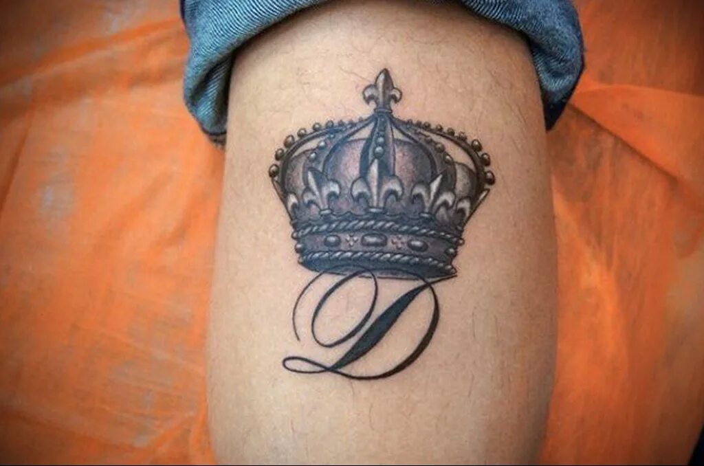 Корона тату мужчин. Тату корона. Татуировка в виде короны. Татуировки корона для мужчин. Тату корона мужская.