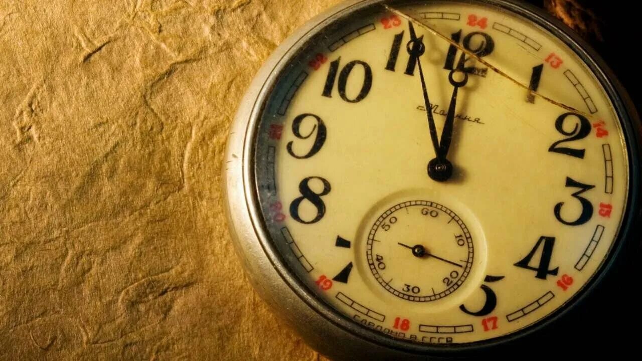 наручные часы мужские на столе. старинные часы на цепочке. стильные часы на заставку. обои с часами. наручные часы лежат.