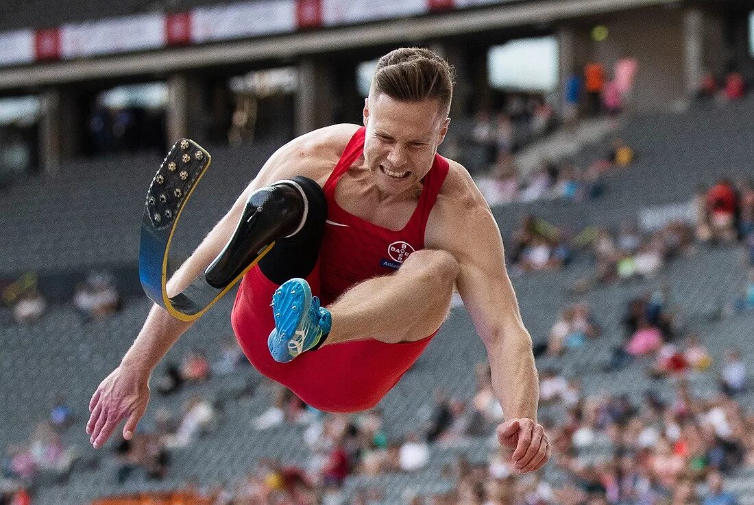 Бегун рекордсмен чемпион. Прыгун спортсмен.