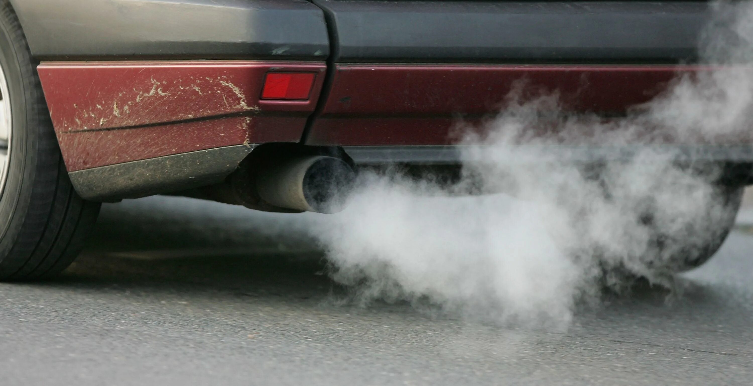 Выхлопные газы автомобилей воздух. Выхлопы от автомобилей. Загрязнение от машин. Выхлопные ГАЗЫ. Автомобиль с выхлопными газами.