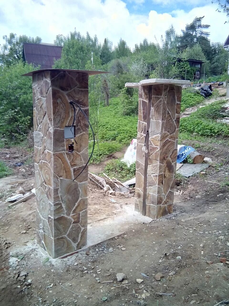 Столбы для забора из камня. Облицовка столбов. столбы из природного камня. столбы из плитняка. столбики из камня для забора.