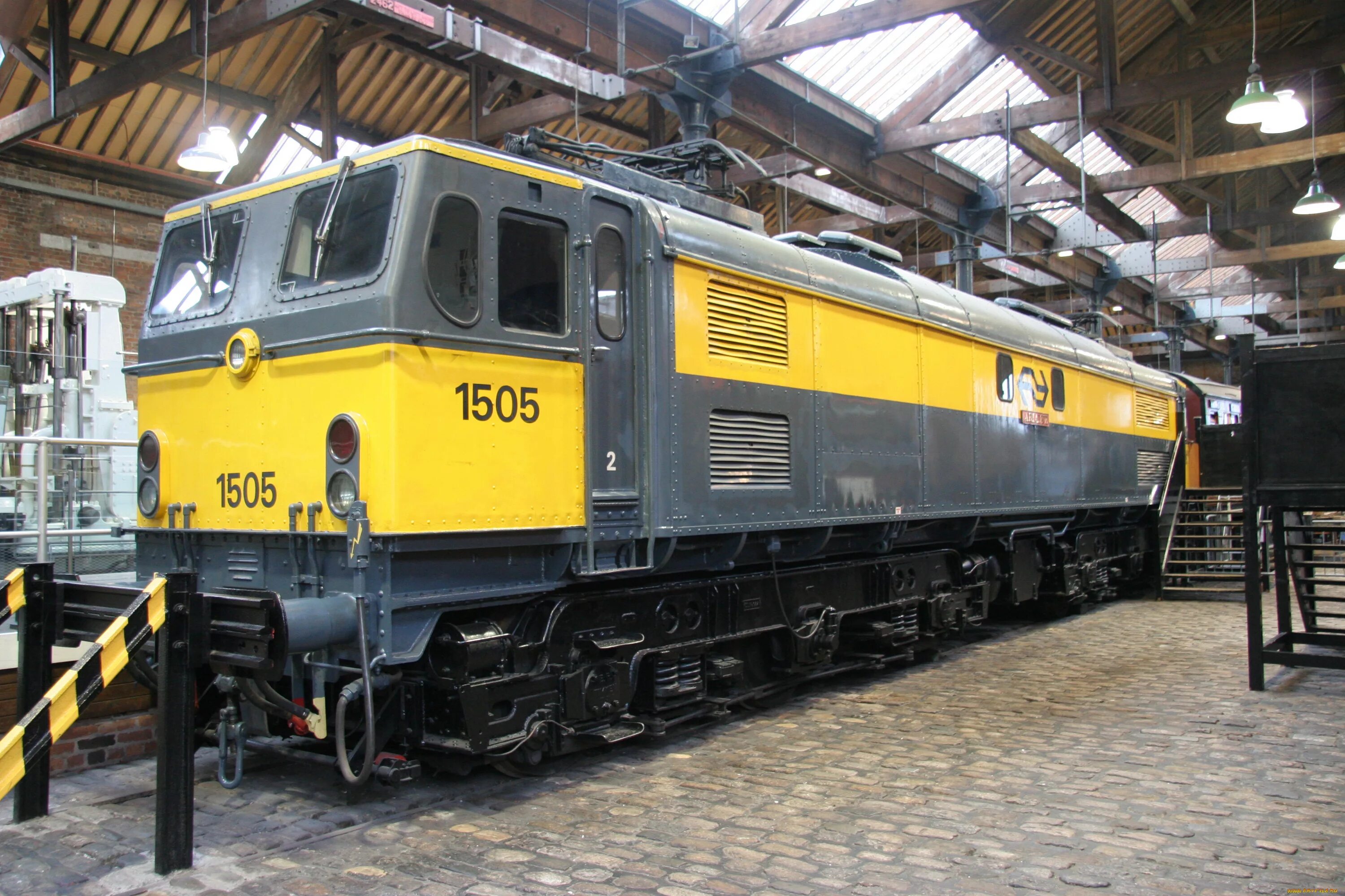 Электровоз класс. Class 77. British Rail class 77. NS class 1600. Инспектор локомотивов в депо.
