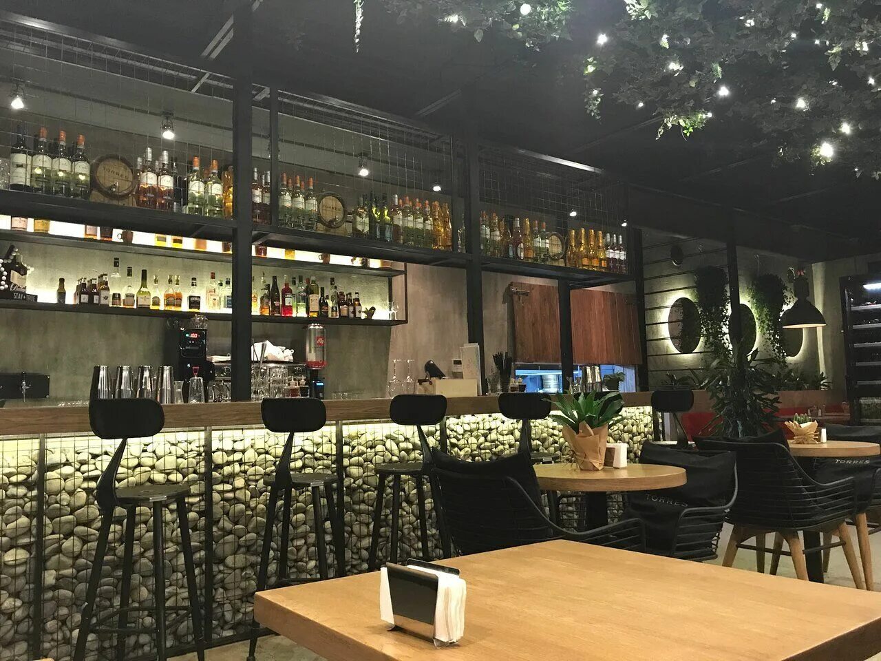 Кафе parkala. Централ парк краснодар ресторан. Central perk кофейня нью-йорк. Кафе central perk friends. Ресторан парк кафе новосибирск.