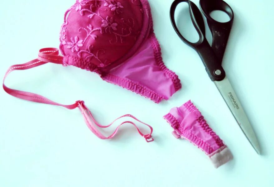 Из старого бюстгальтера. Чашечки для купальника. Старинные лифчики. Как из лифчика сделать купальник своими руками. Косточка из бюстгальтера.
