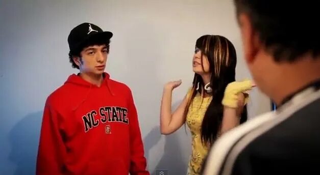 Тревор хендерсон монстры эй мужик. Эй мальчик мем. Заступился за друга и девушку. Эй девчонка в 16 ряду петросян. Эй парень эй девчонка.