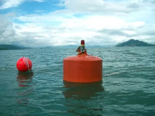 Бумбокс за буйки. Буйки на море. Буйки на воде. Буйки на пляже. Буйки для аквакультуры.