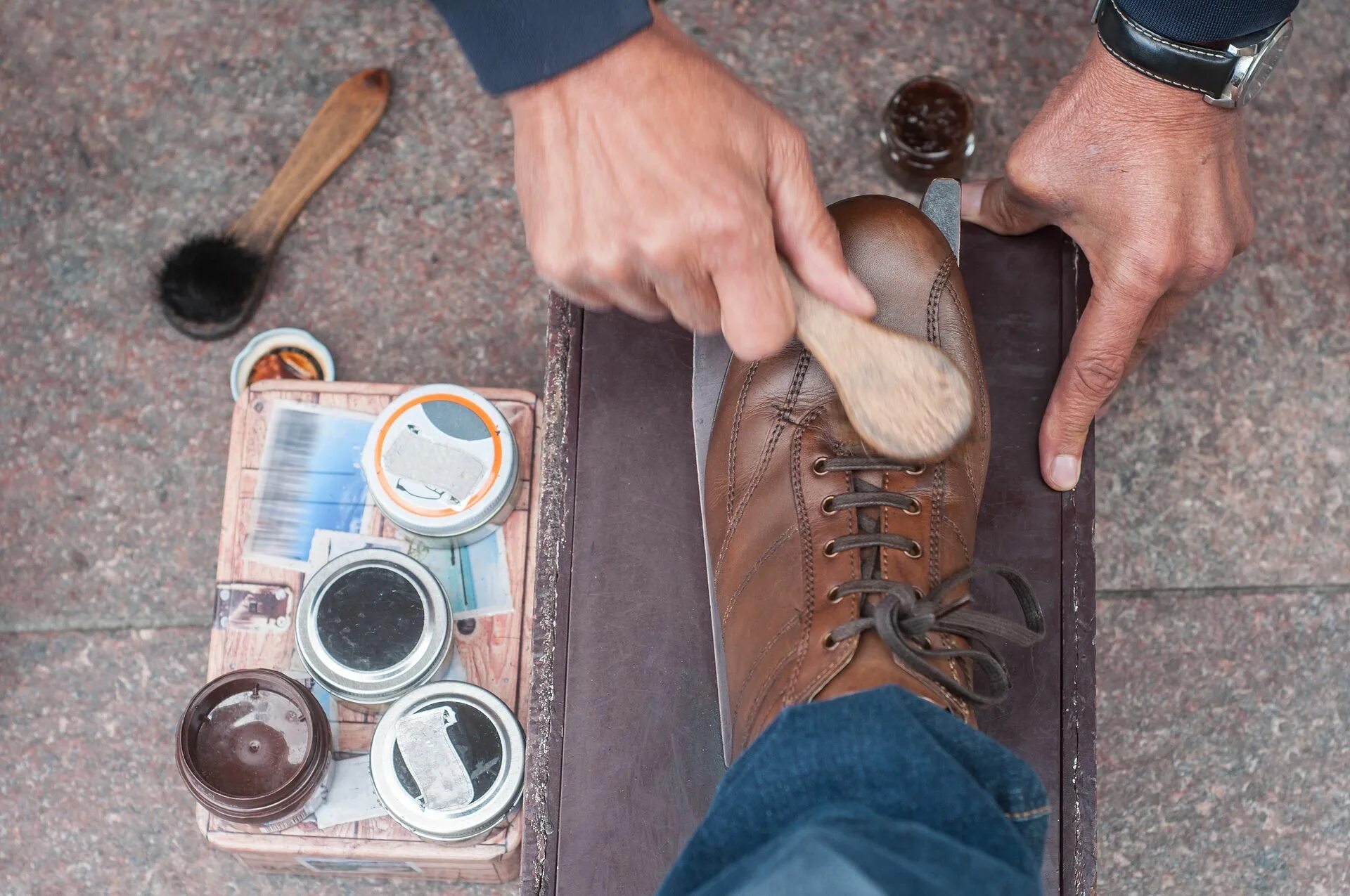 три пары начищенных ботинок. починка кожаной обуви. кожаная обувь. смешные высказывания про обувь. мужчина начищенные ботинки.