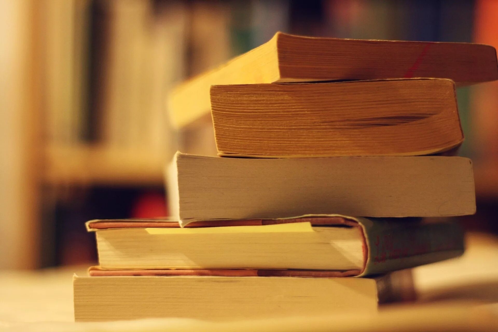 Книги лежат стопкой. Стопка книг. Стол «книга». Изображение книги. Красивая стопка книг.