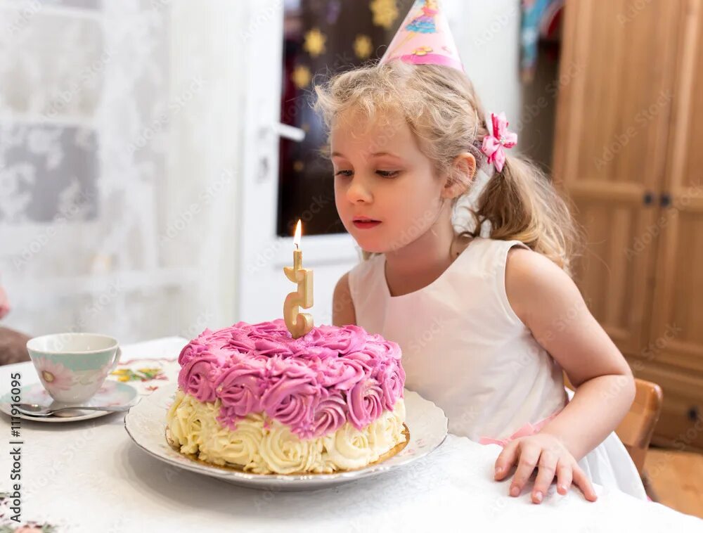 A little cake. Милая маленькая девочка праздничным тортом. Милая маленькая девочка торт. Красивая девочка за столом 4 года. Маленькая девочка сидит за праздничным столом торт.