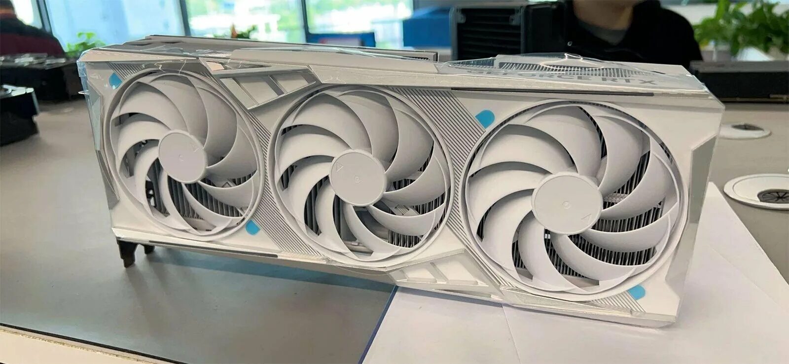 RTX 4090 Limited Edition. RTX 4090 White. 4090 RTX whit. RTX 4090 белая. Colorful rtx 4080