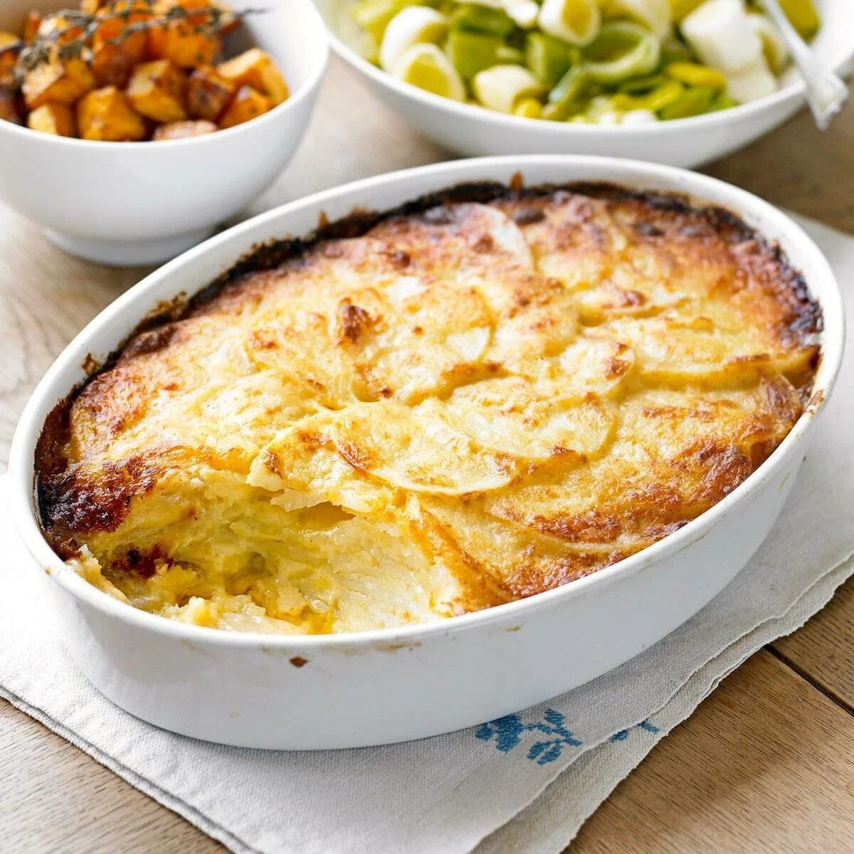 Гратен дофинуа gratin dauphinois. Картофельный гратен. Гратен дофинуа. Картофельный гратен с сыром. Гратен дофинуа.