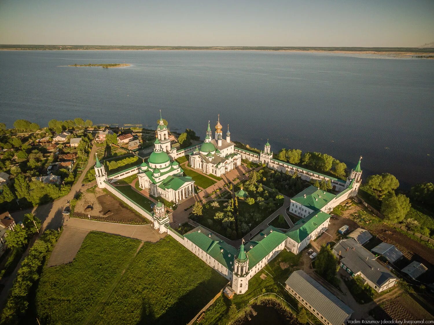 На берегах озера неро между москвой. Ростовский Кремль с озера Неро. Вид на Ростовский Кремль с озера Неро. Озеро Неро Ростов Великий. Ростов Великий Кремль на озере Неро.