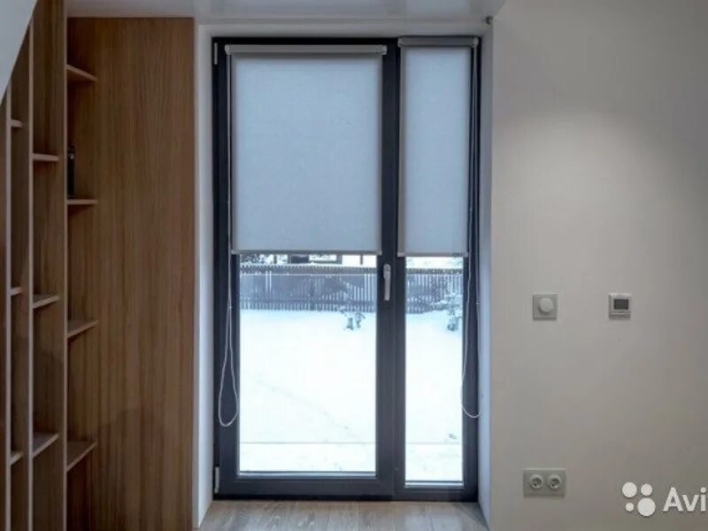 раздвижные балконные двери. откидная балконная дверь. дверь стеклянная уличная. стеклянная дверь. раздвижные двери на балкон.