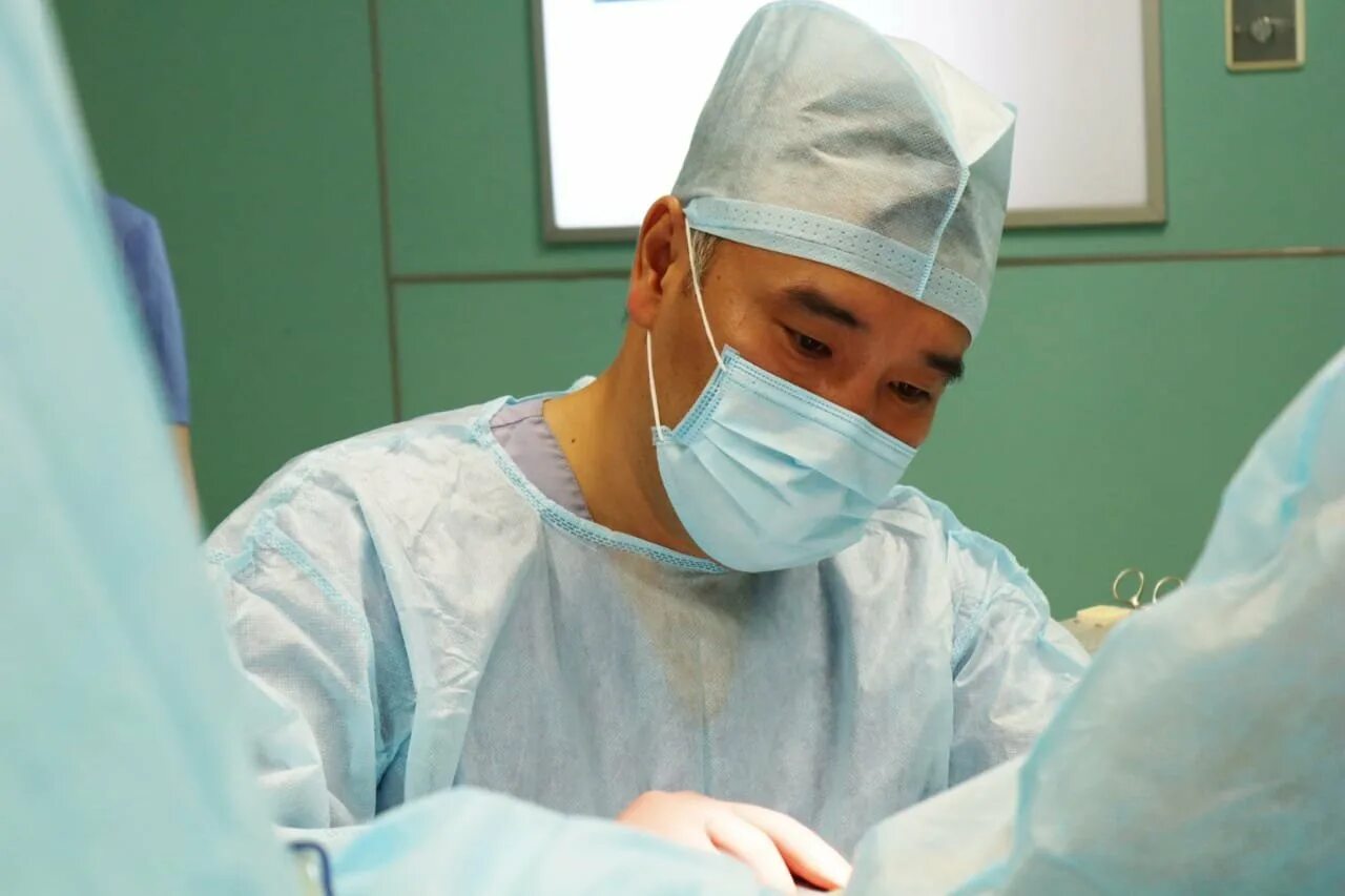 Операция алматы. Казахстанская форма хирурга. Операция алматы. Хирургическая операция. Лучший хирург казахстана.