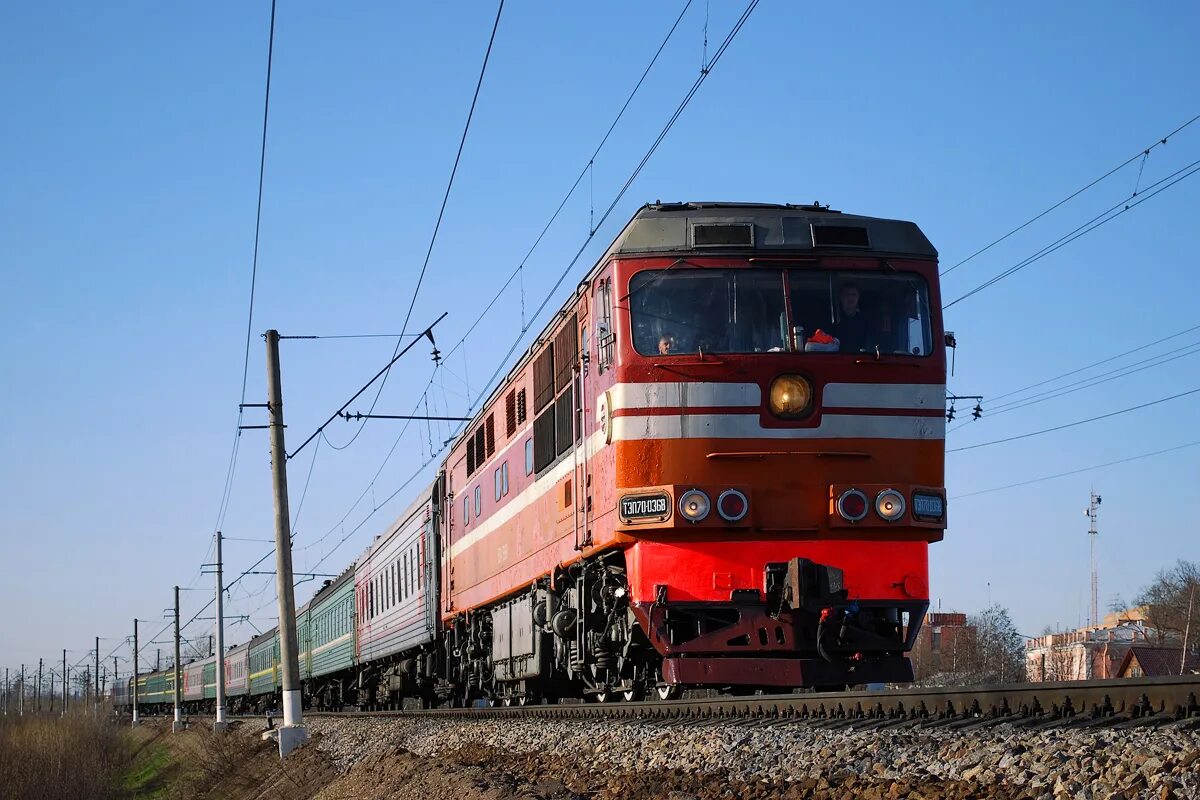 жд вокзал великие луки. тепловоз великие луки. тэп70 окт жд. тэп70 великие луки. поезд 677а санкт-петербург великие луки.