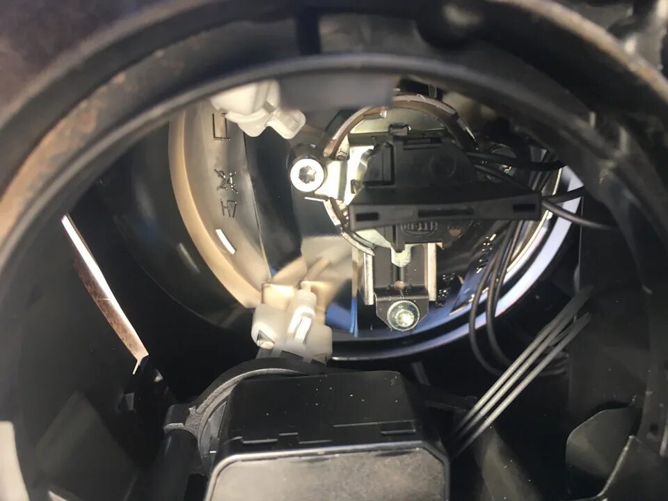 Установка LED-лампочек в фары ближнего света Поло рестайлинг - Volkswagen Polo S