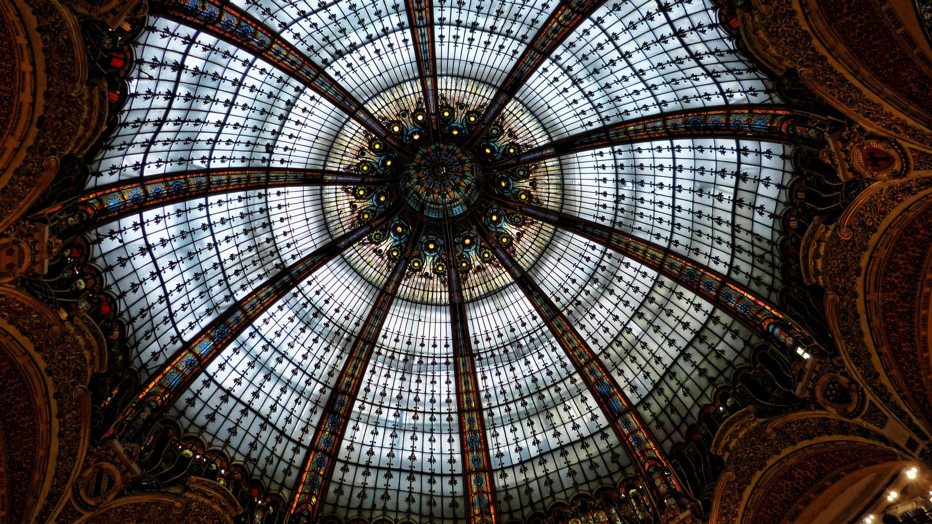 Глубокие своды. Купол галереи Лафайет. Галерея Лафайет витраж. Париж витражный купол.