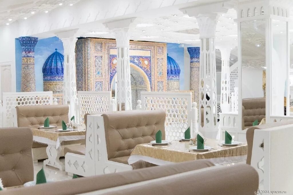 Ресторан junsui джумейра. Халяльные рестораны в москве. Ayamna ресторан атлантис в дубае. Плов центр чайхана московский. Мусульманское кафе интерьер.