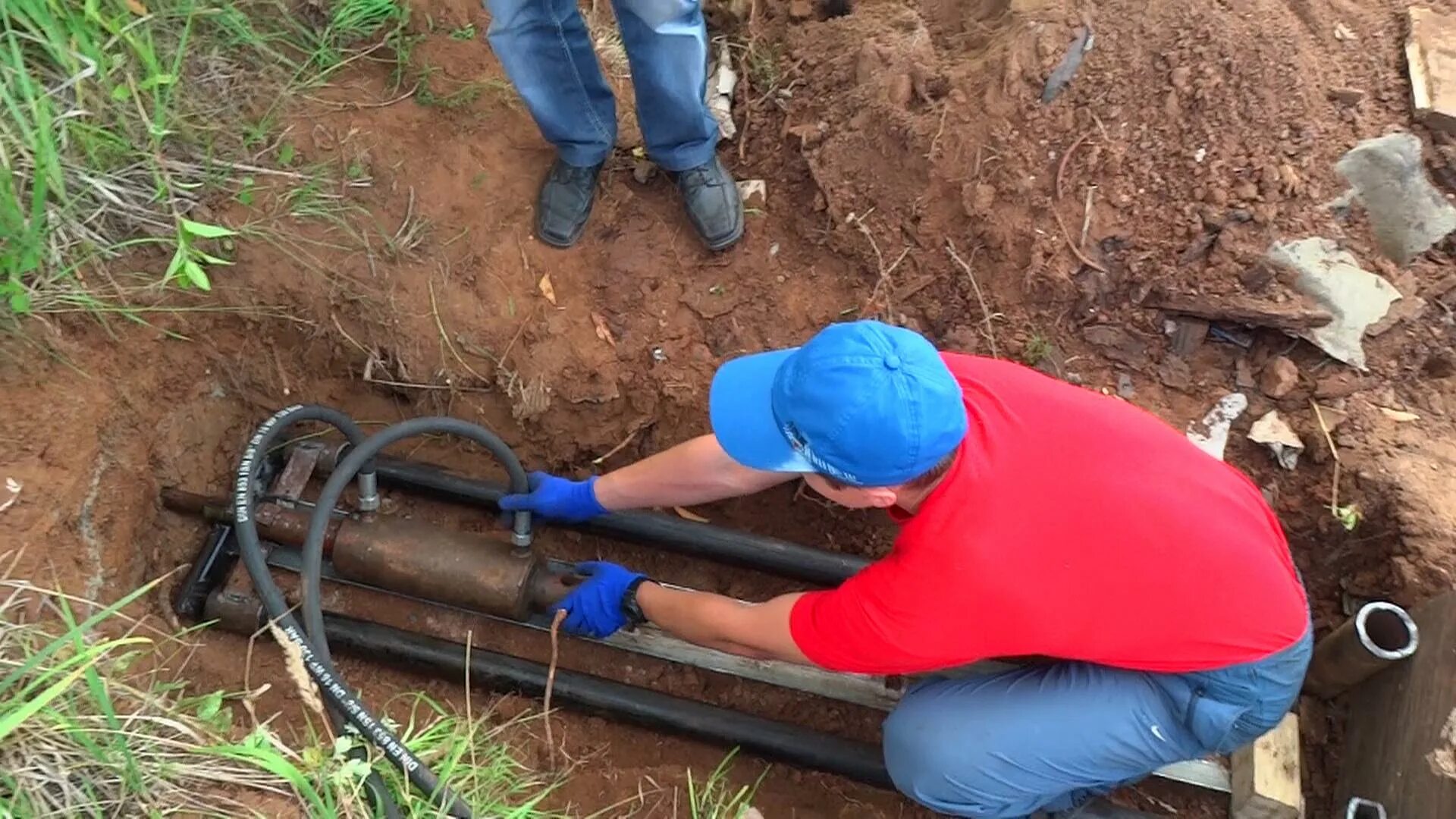 Горизонтальное бурение для прокладки водопроводных труб. Прокол грунта. ГНБ прокол. Прокол под землей для водопровода.