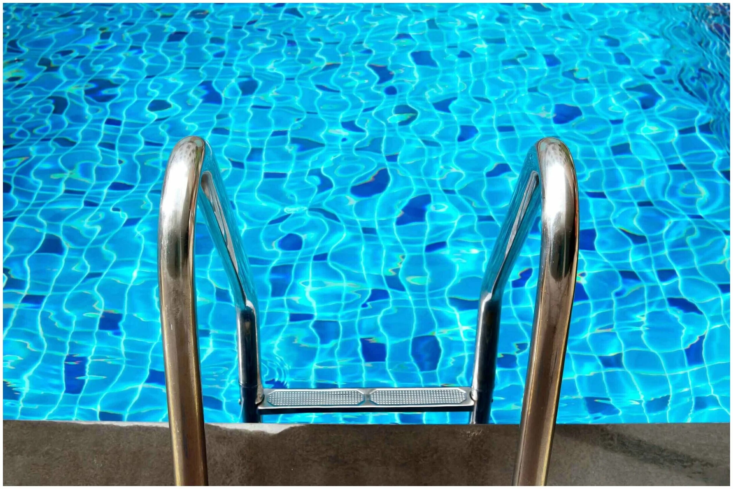 идеальная вода в бассейне. вода в бассейне вид сверху. прозрачная вода в бассейне. идеальная вода в бассейне. бассейн фон.