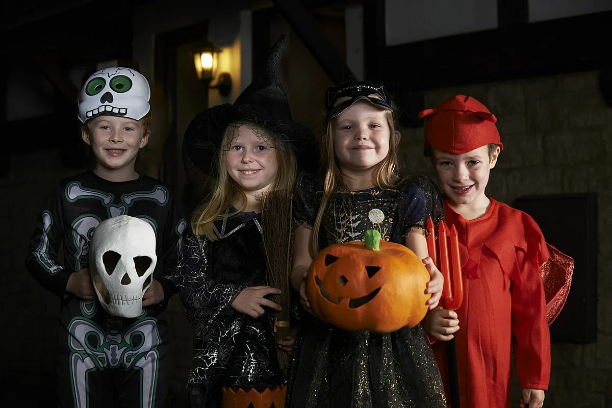 Фото хелуина. Хэллоуин Trick or treat. Праздник Хэллоуин Trick or treat. Хэллоуин для детей. Костюмированная вечеринка для детей.