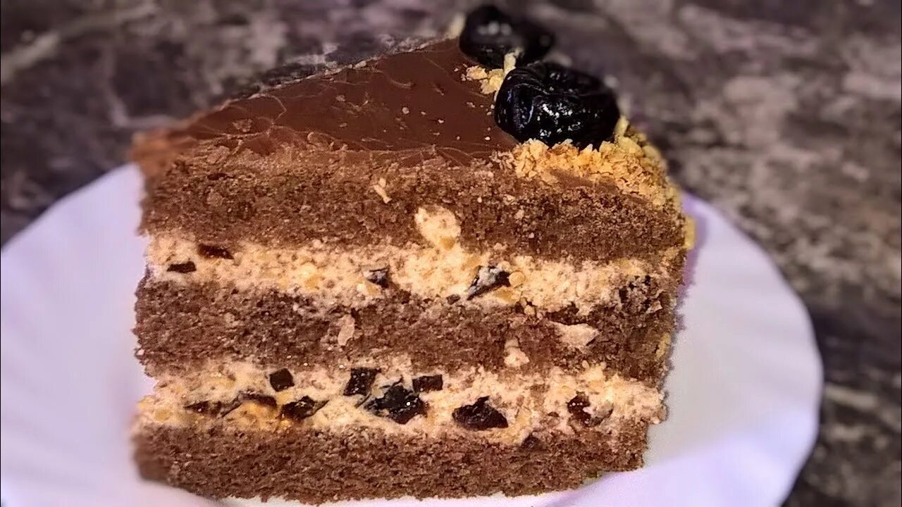 Шоколадный торт с черносливом и грецкими орехами. Шоколадный бисквит с черносливом и грецкими орехами. Шоколадный бисквит чернослив орехи. Торт с шоколадным бисквитом и черносливом. Сметанный крем с черносливом