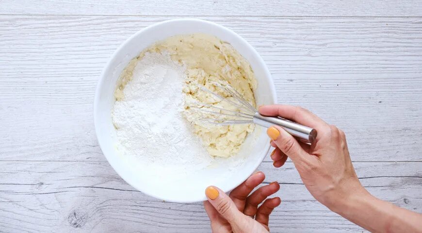 Замешивание муки. Мука для песочного теста. Замешаное песочное тесто. Мука для песочного теста. Всыпаем муку в песочное тесто.