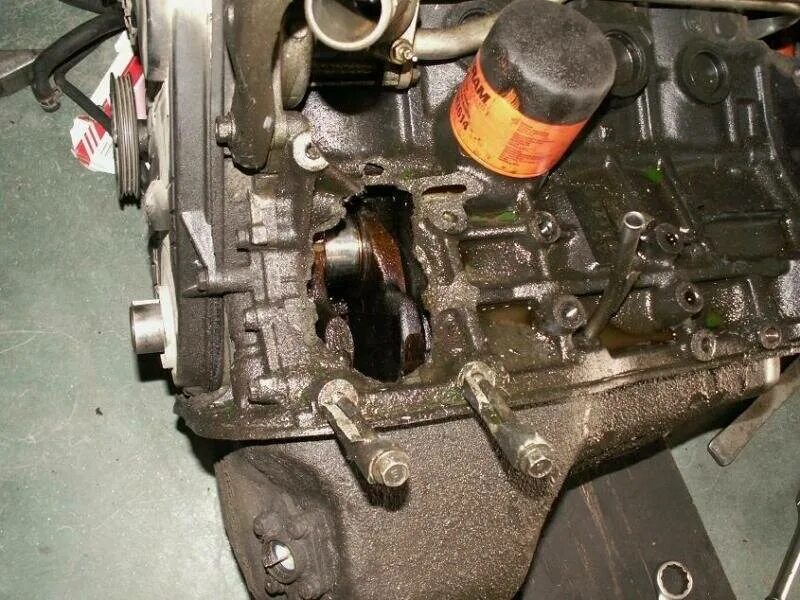 Кулак дружбы в двигателе. Кулак дружбы в двигателе ваз 2114. Змз 409 кулак дружбы. Кулак дружбы 2114. Кулак дружбы в двигателе.