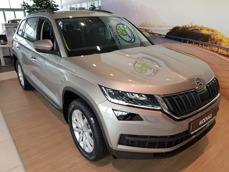 Купить шкоду кодиак у официального. Skoda Kodiaq капучино. Skoda Kodiaq Cappuccino Beige. Шкода Кодиак капучино металлик. Шкода Кодиак бежевый.