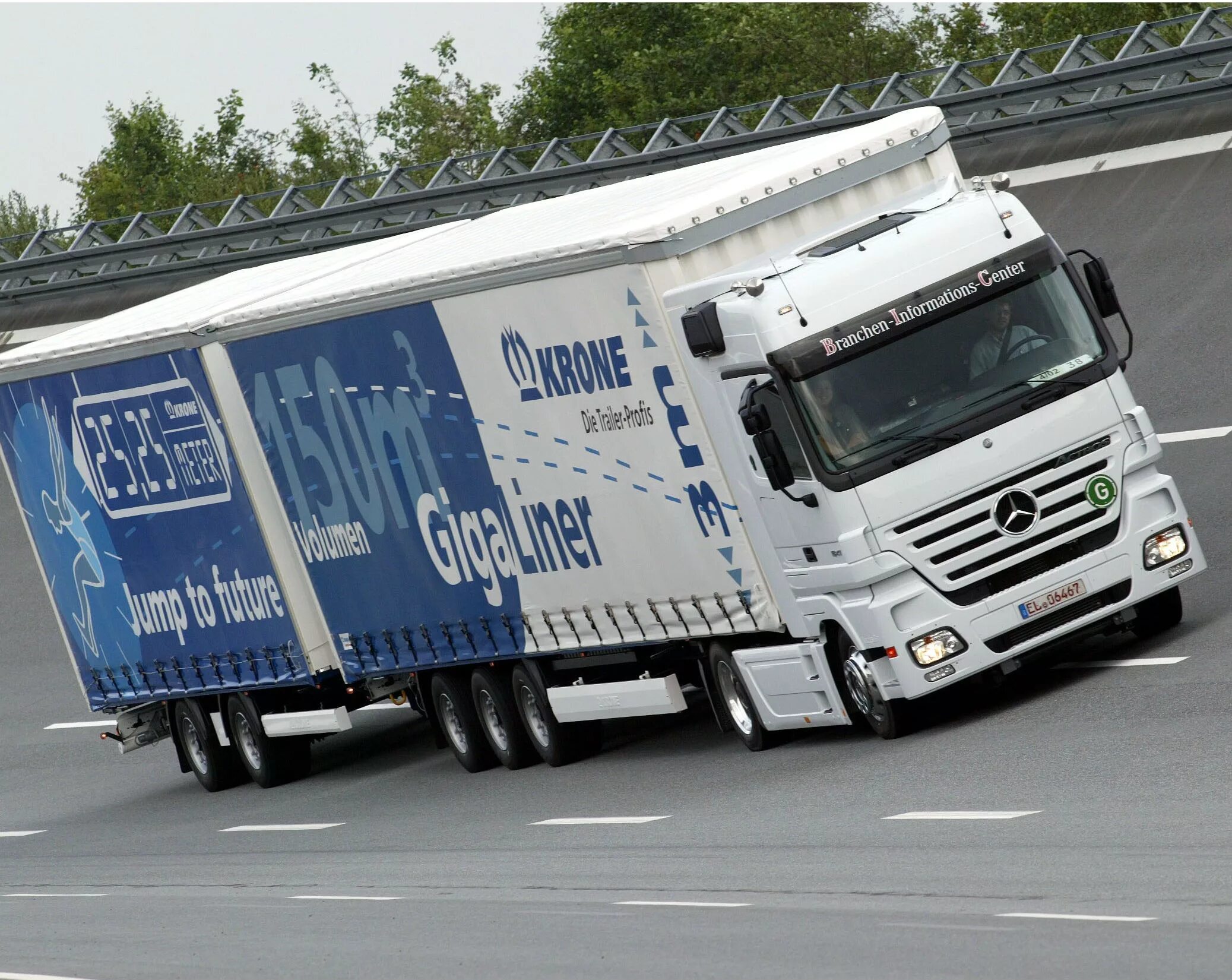 Автомобилей р п п п. Mercedes Actros 2022. Мерседес Актрос 1841. Шведская сцепка автопоезд Scania. Автопоезд Мерседес 25 метров.