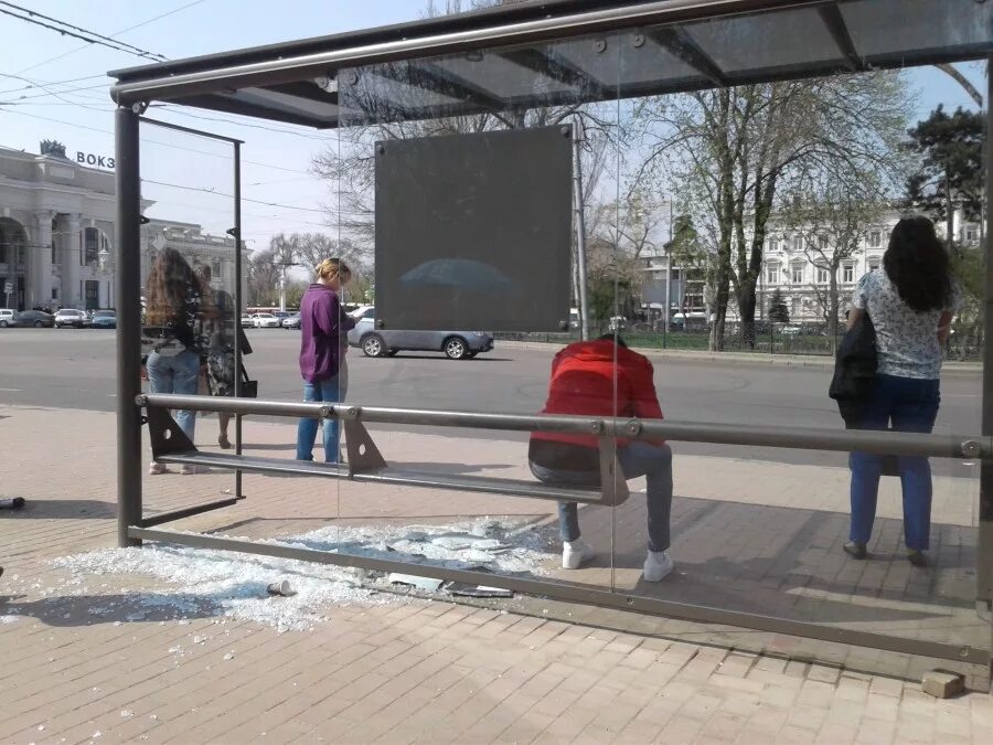 Остановка одесская. Остановка в Одессе. Остановка Привокзальная. Остановка Привокзальная площадь Челябинск. Вандалы на остановке.