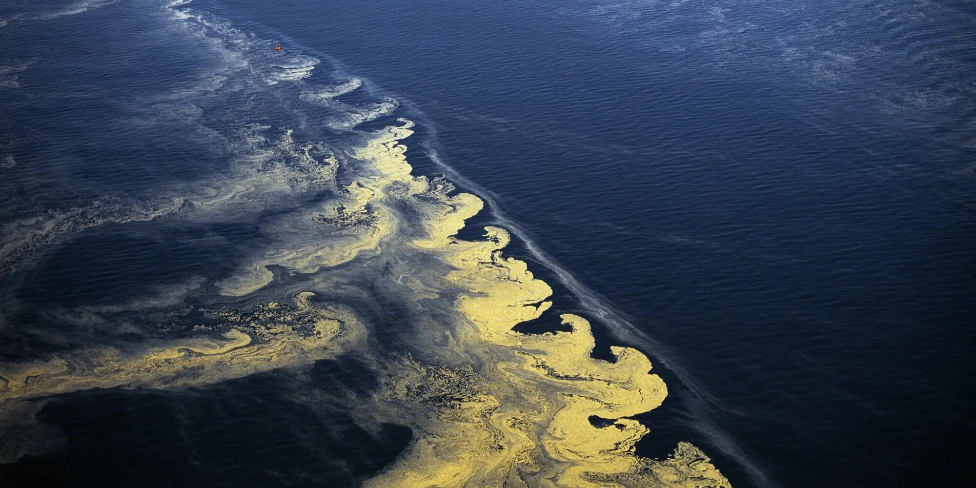 Время в атлантическом океане. Атлантический океан Deepwater Horizon. Саргассово море из космоса. Воды Атлантики. Пластиковые острова в мировом океане.