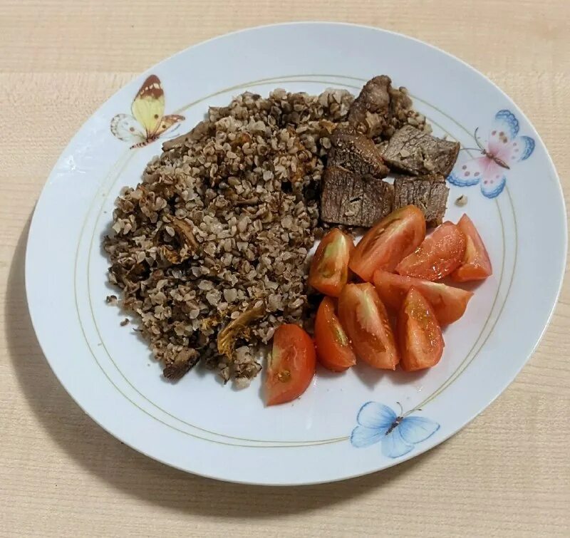 Гречневая каша с гуляшом. Каша гречневая с говядиной. Гречка шашлык. Каша кронидов гречневая. Куриный шашлычок с гречкой.